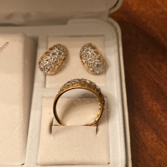 NIB. JCPenney 10 karat gold jewelry set. includes heart pendant, ring, earrings - Picture 4 of 9